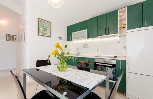 Stomorska Apartment | One bedroom apartment with balcony and sea view Cove Gornja Krusica, Šolta (A-20021-b)