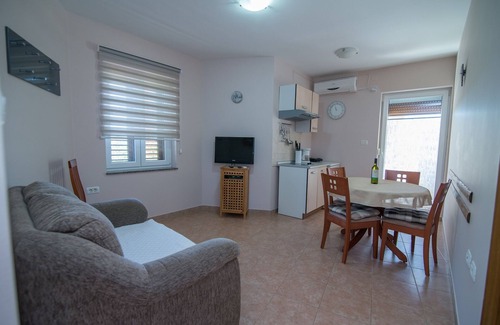 Punta Kriza Apartment | One bedroom apartment with terrace Punta križa, Cres (A-8082-b)