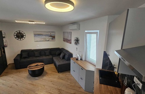 Gajac Apartment | One-bedroom Apartment With Terrace Close to the Beach