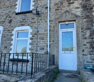 Castle Apartment | One Bedroom Apartment - Swansea Centre & Train stn