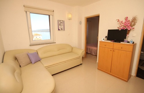 Valun Apartment | One bedroom apartment with balcony and sea view Valun, Cres (A-8086-b)