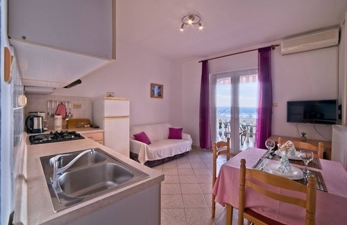 Rab Town Apartment | One bedroom apartment with balcony and sea view Supetarska Draga - Gonar, Rab (A-22586-b)