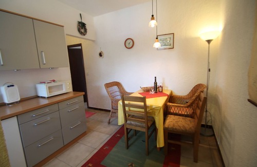 Kampor Apartment | One bedroom apartment with terrace and sea view Kampor, Rab (A-15518-c)