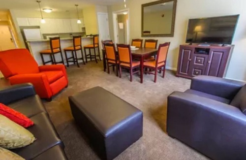 Branson Condo | One Bedroom Suite (949 sq ft) on top of foothill of Ozarks near center of strip