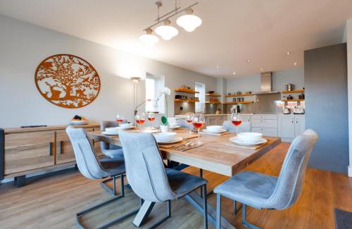 Holt House | One Brightwell Close
