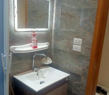 Al-Basatin Apartment | ONE KATaMEYA شقة لك بالكامل غرفة باثنان سرير وريسبشن و مطبخ مجهز و حمام تراس