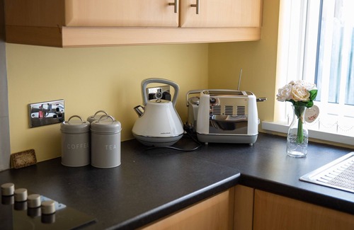 Lisburn House | One min from M1 motorway ☘️ Pets welcome. fur babies need a staycation too 🐶