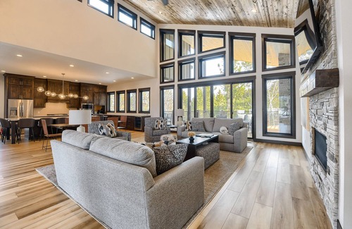 Deadwood Cabin | One-Of-A-Kind Perfection! w/Bathroom for All Bedrooms, Arcade games & More!