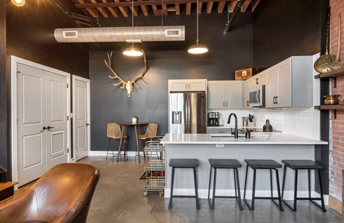 Nashville Condo | One-Of-A-Kind w/6 Beds! Roll Up Garage Door - Pool, Speakeasy, Gym