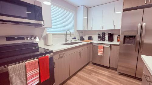 South Redondo Apartment | Oneluxstay 3BR Home Near the Beach