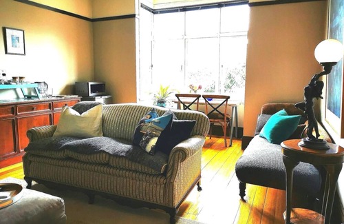 West Launceston House | Oozing character, romantic and cosy for two.