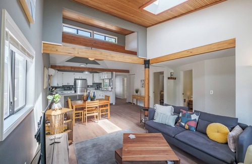 West Salem House | Open plan 3-bedroom house with AC, WiFi in charming Salem neighborhood