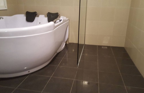 Moina Cottage | Open plan, kitchenette, spa and separate shower