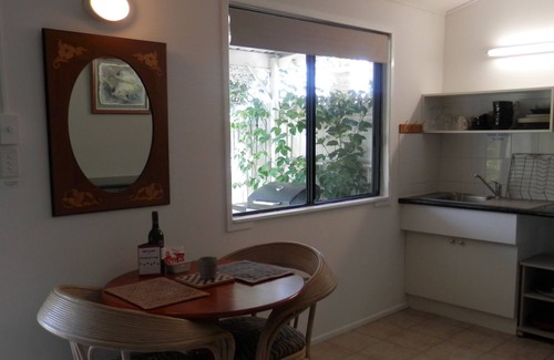 Rosemount Cabin | Open plan Studio, Fenced Yard for Dog, Gas BBQ, Firepit for marshmallow nights!