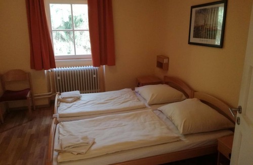 Wachenheim an der Weinstrasse Bed & Breakfast | Oppauer Haus - 102 Vierbettzimmer, Dusche, WC