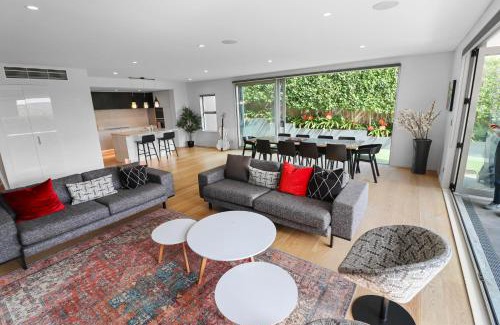 Orakei Villa | Orakei Oasis l Quality 3 Bed House inc Views