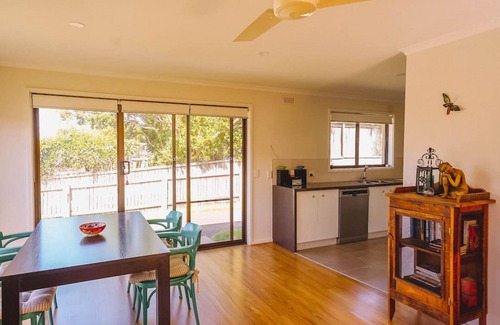 Apollo Bay House | Orana 2 blocks to Beach FREE Wifi