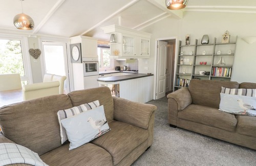 Llanengan Cottage | ORCHARD LODGE, pet friendly, with hot tub in Abersoch