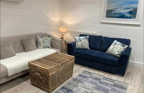 Moreton House | Orchard Retreat - Rural Cabin - Private Hot Tub!