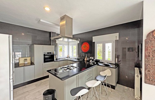 Atlanterra Ski Chalet | Oriental style villa with panoramic views, 6 pax FREE WIFI