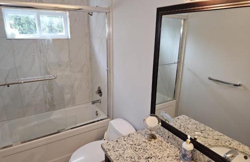 Abbotsford House | Oscar INN & 2bd Family Suite or Private Room