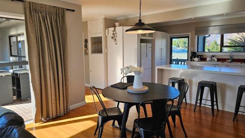 Taradale House | Osier Oasis, walk to Mission & Wineries!