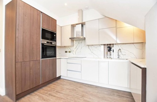 Osterley Apartment | Osterly Park 1 bed Flat with Balcony