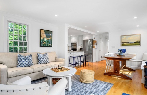 Wianno House | Osterville Retreat – A/C, WiFi & Pet-Friendly