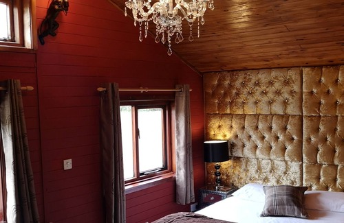 Warminster Ski Chalet | Otter 3 (Hot Tub) HuntersMoon-Warminster-Bath-Salisbury