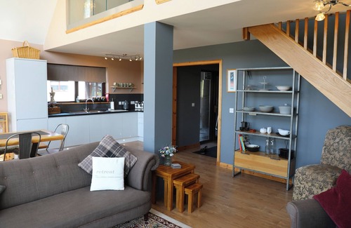 Glen Kyles Cottage | OTTER COTTAGE, pet friendly, luxury holiday cottage in Leverburgh