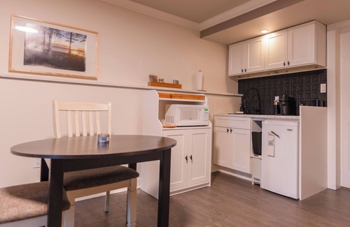 Campbell River Apartment | Our Studio offers cozy, spacious, accommodation in a superb location.