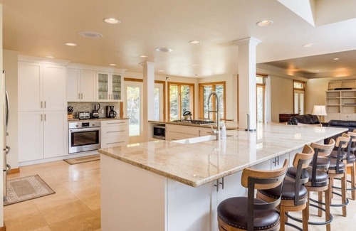 Sun Valley House | Outdoor Hot Tub, Game Room, 2 Kitchens, 3 Living Rooms - Perfect For Large Families