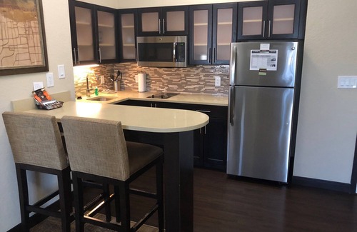 Lakeland Condo | Outdoor Pool. Free Breakfast. Gym Access. Private Suite Great for Groups!