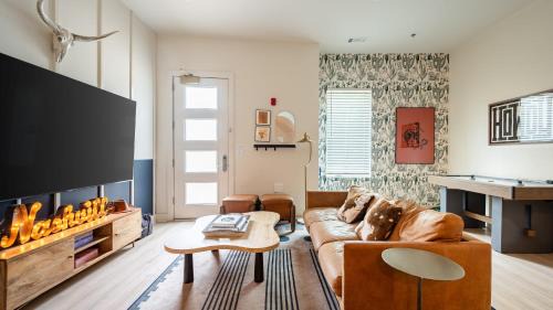 Five Points House | Outrider Buyout - 2 Units by AvantStay Sleeps 24