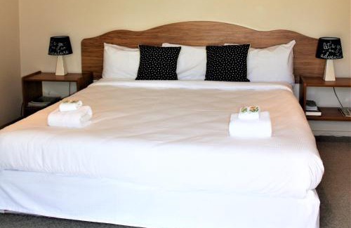 Owen River Hotel | Owen River Tavern & Motels