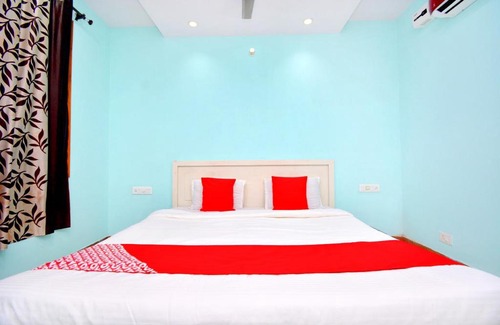 Focal Point Hotel | OYO 42769 Vij Guest House