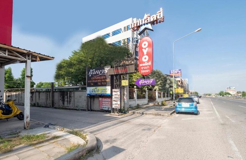 Chonburi Hotel | OYO 75382 Chonburi Hotel