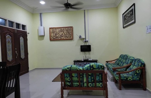 Dungun House | OYO Homes 90600 Ummi Chalet Dungun