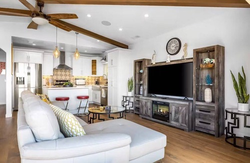 Ventura House | Pacific Combo Homes W/Ocean Views, Patios, 5 Min Walk To Downtown