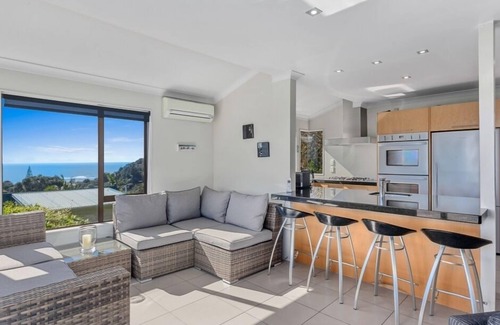 Whakatane House | PACIFIC OCEAN HEIGHTS: Stunning sea and island views