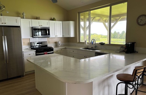 Pepeekeo House | Pacific Ocean views & newly renovated kitchen