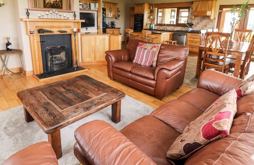 Kilrush House | PADDY'S HAVEN, family friendly, with hot tub in Kilrush, County Clare