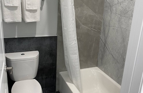 Barrett Hotel | Palace Inn Crosby