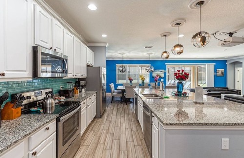 Loughman Villa | Palatial FOURTEEN-Bedroom in Solterra, 15 min to Disney!