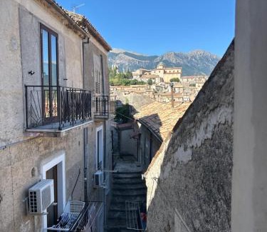 Morano Calabro House | Palazzo giallo