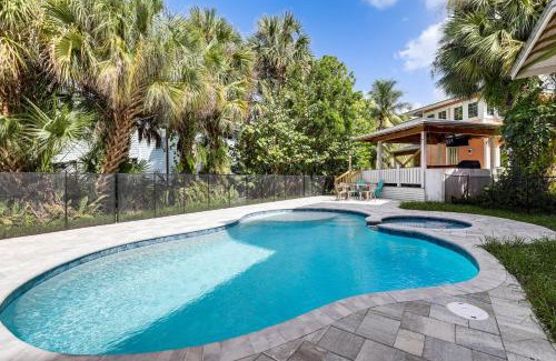 Palm City House | Palm City Home with Pool and Florida Room - Near Golf