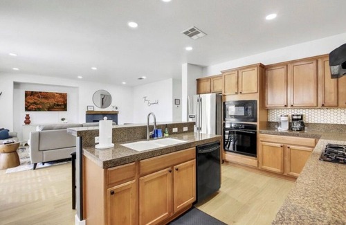 Indio House | Palm Delight: Spacious 5-bedroom house with WiFi, EV charger in enjoyable Indio