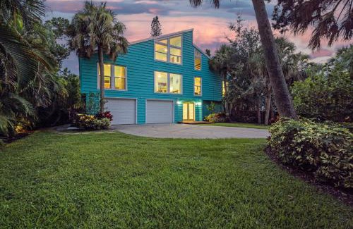 Bay Isle House | Palm Paradise - Pet Friendly Home on Siesta Key w/Large Heated Private Pool & Outdoor Area!