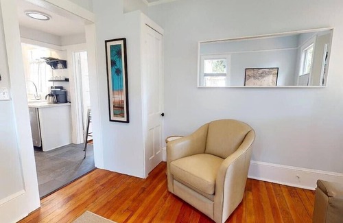 Downtown Historic District House | 💲Palm Paradise - Renovated 1885 Queen Anne - Historic DT 1 Block Stroll - Beach only 3 Mi💲