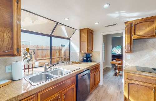 Raisin House | Palm tree retreat - pool, hot tub, putting green & firepit - dog-friendly